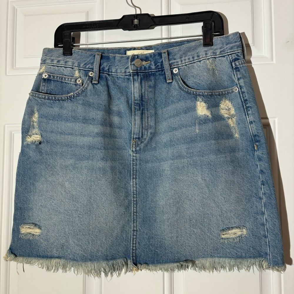 ❤️2/$15 or 3/$21❤️ Gap Medium Wash Distressed Denim Skirt, Size 31